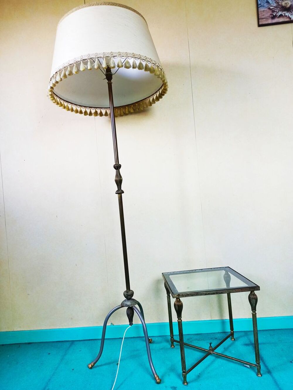 Lampadaire et gueridon assorti, fa&ccedil;on laiton Meubles