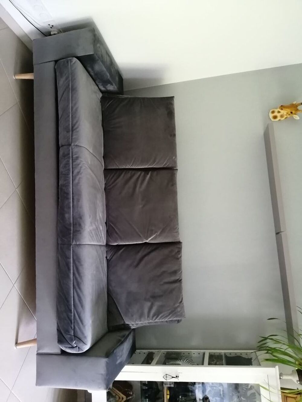 Canap&eacute; convertible sur pied, couleur gris velours Meubles