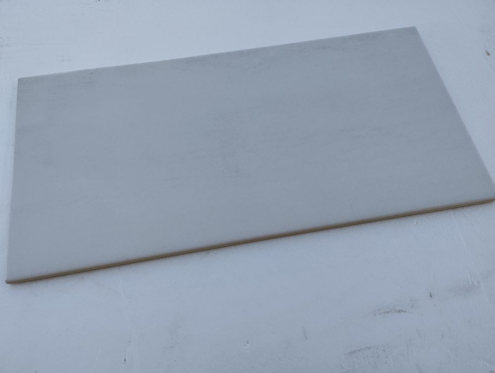 carrelage blanc. Meubles