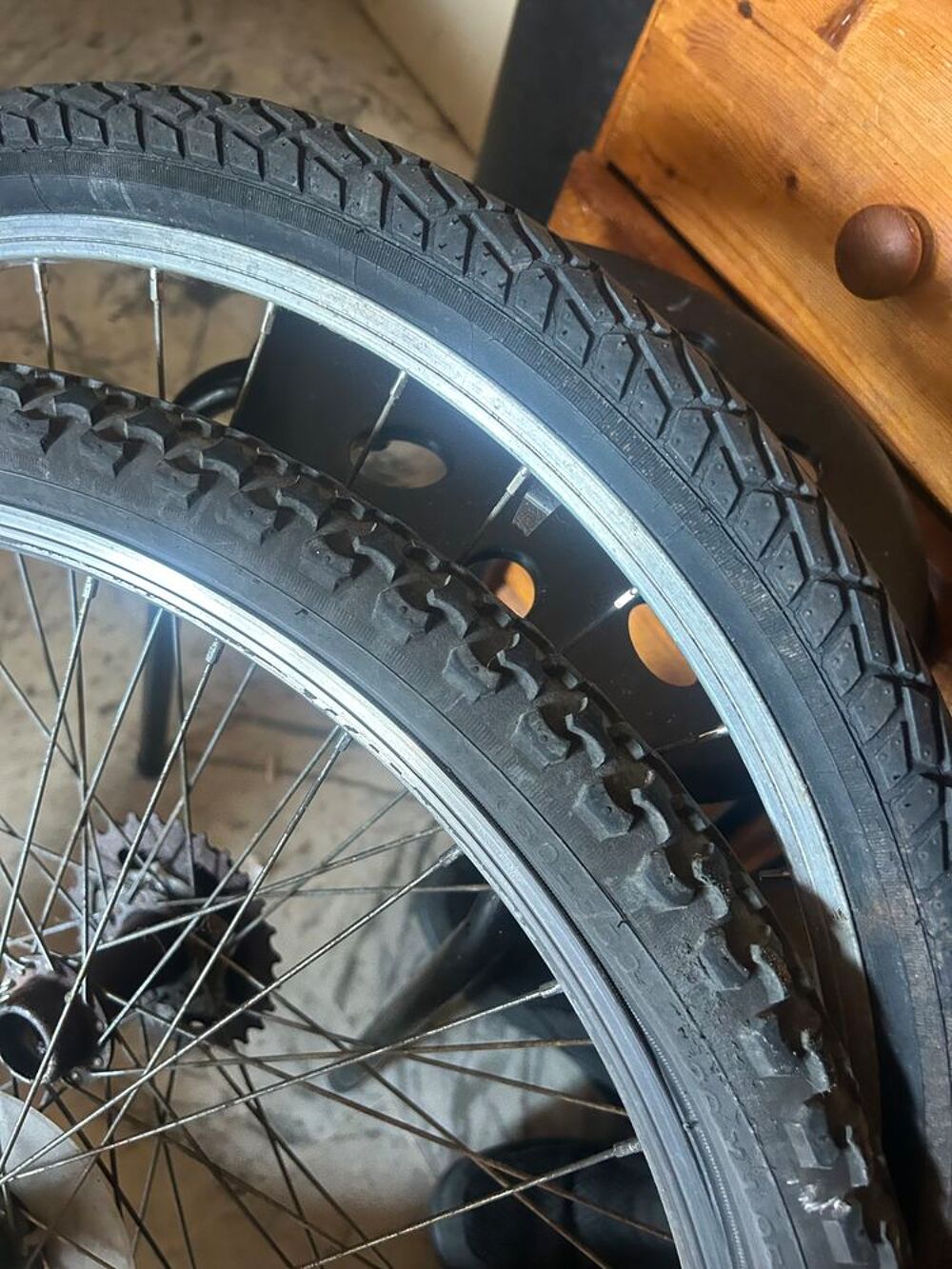 paire de pneus v&eacute;lo 26 pouces avec chambres &agrave; air Vélos