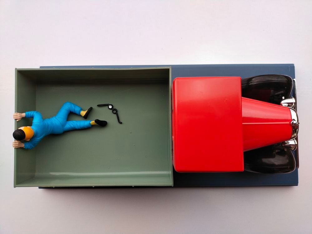 VOITURE DE TINTIN LA N&deg; 49 "" LE CAMION ROUGE "" 