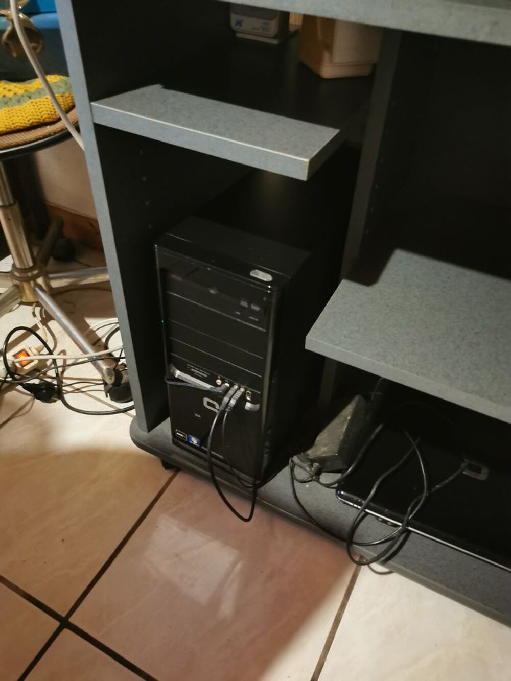 &Eacute;cran d ordinateur clavier et tour Matériel informatique