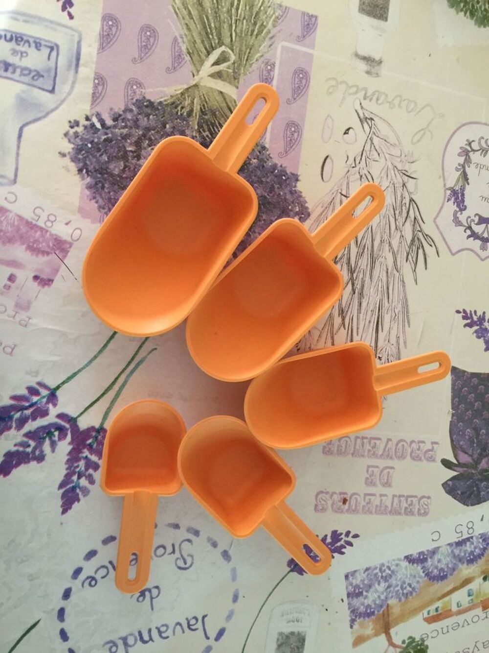 D08 - Grandes Cuillers mesures (5) Tupperware, quasi-neuves Cuisine