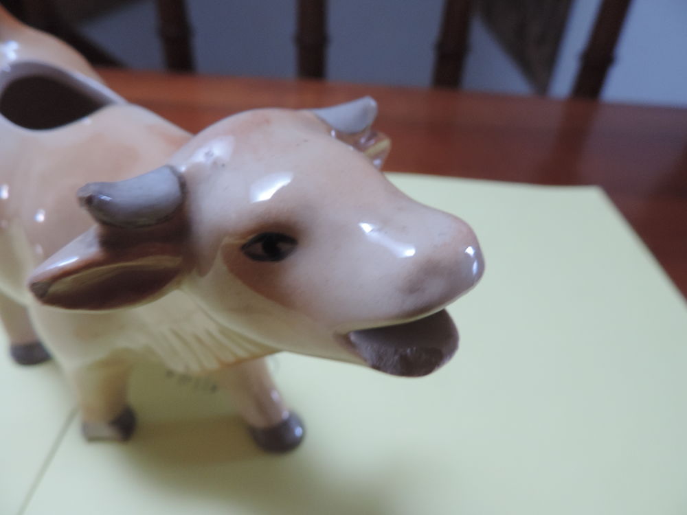 "VACHE BRETONNE" - EN PORCELAINE - ANNEE 1947/1948. D�coration