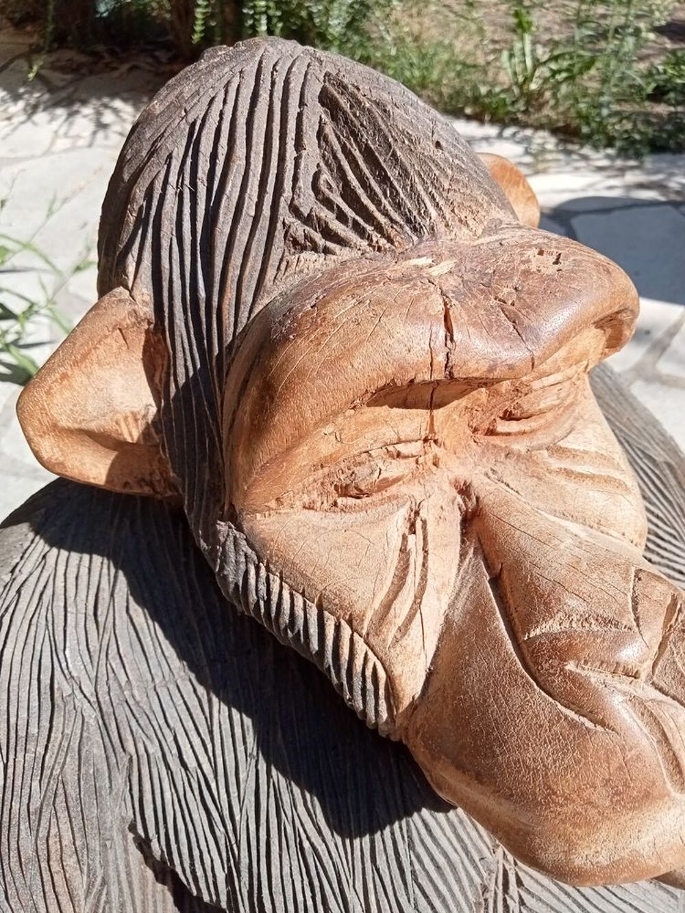 Statue d'une gorille femelle 