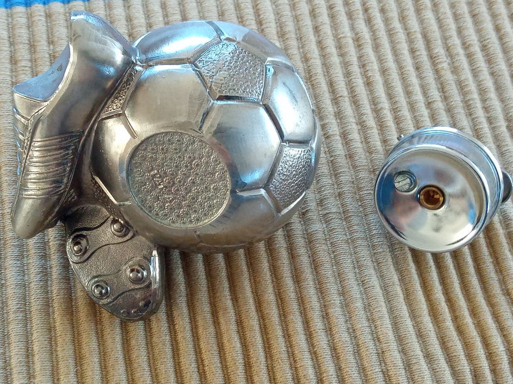 Briquet &agrave; gaz vintage &agrave; poser - ballon et chaussures foot 
