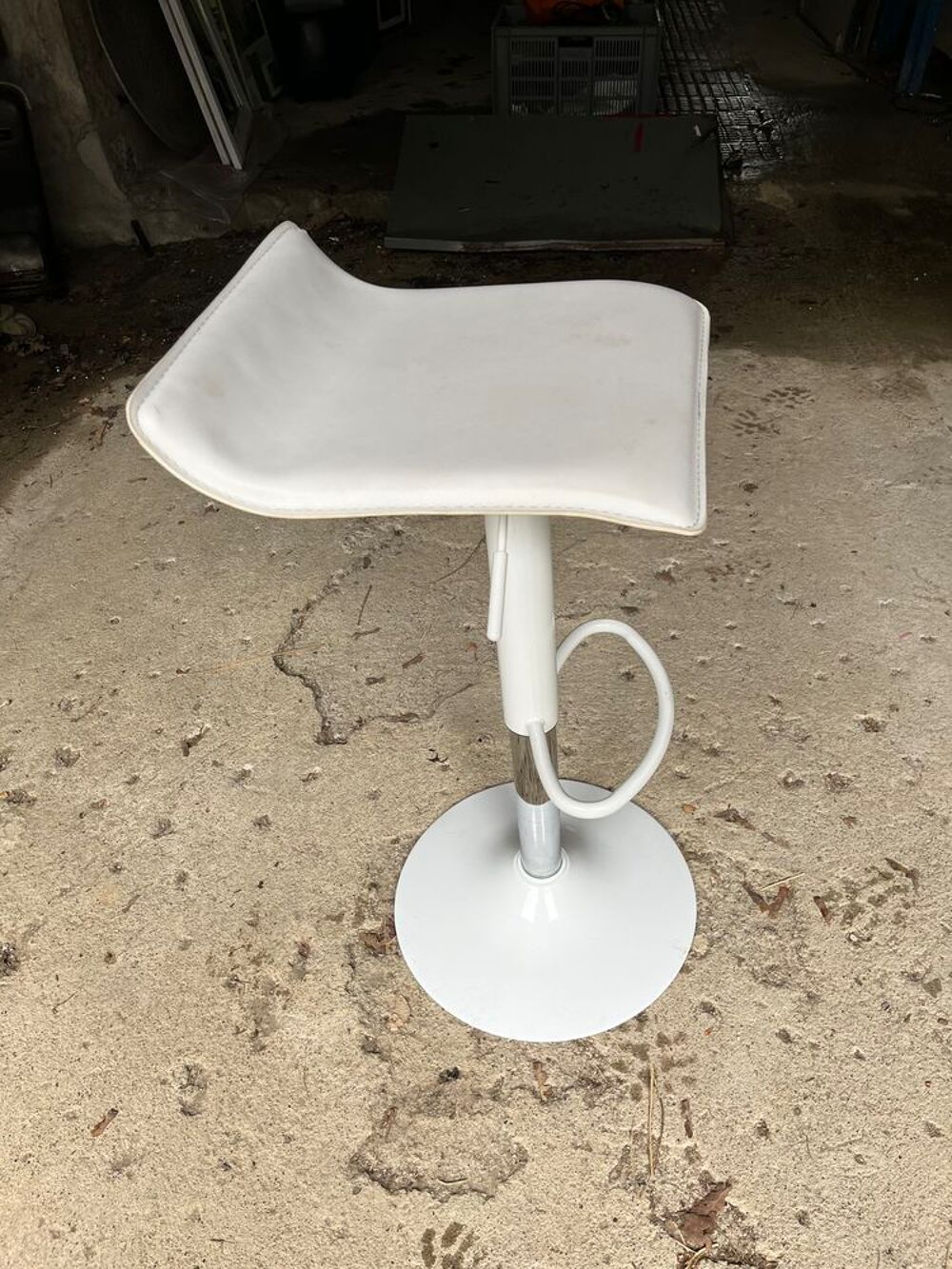 2 tabourets de bar en cuir blanc sur pied rond Meubles