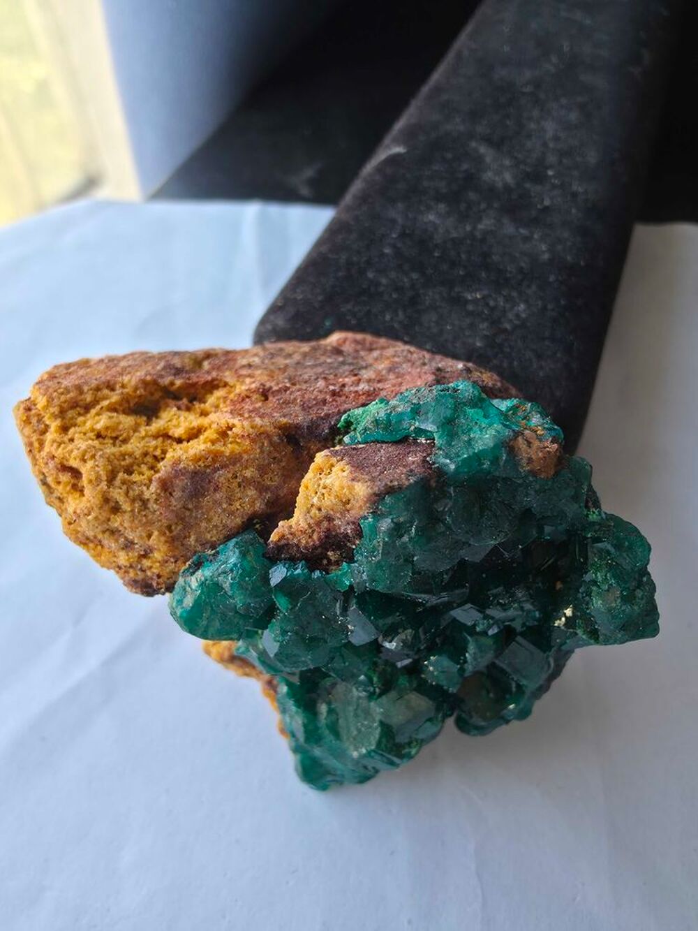 V&eacute;ritable Dioptase sur Gangue Ocre-Min&eacute;ral de Collection Katanga 92g 