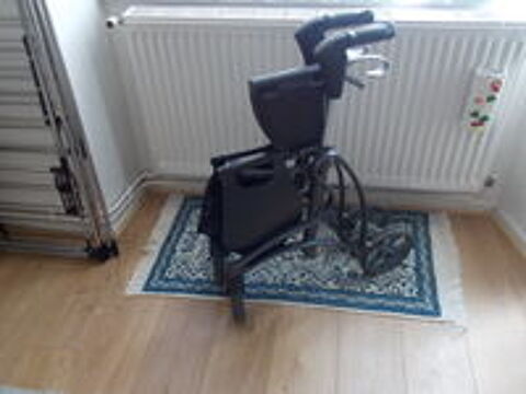   DEAMBULATEUR  AVEC ROUES  