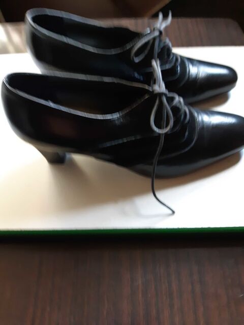 1+PAIRE+DE+CHAUSSURES+NOIRES+CUIR+NOIR++POINTURE+38 39 Sens (89)