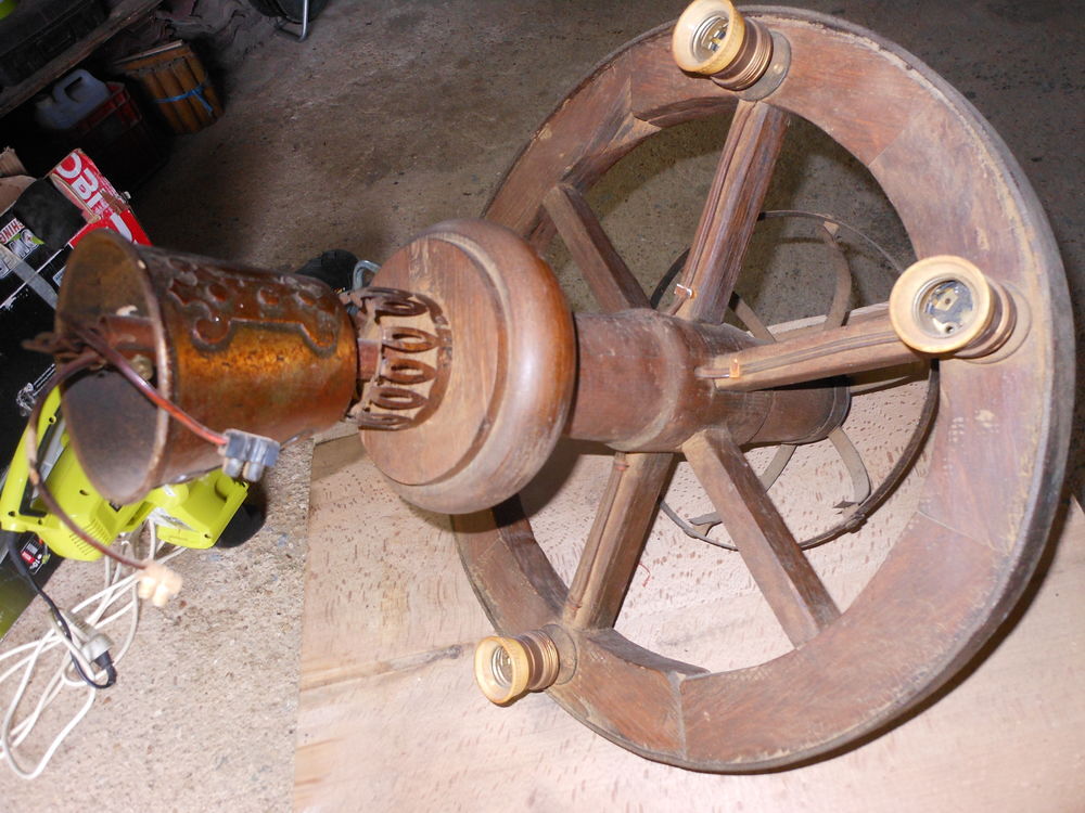 ROUE DE BROUETTE EN BOIS (LUSTRE) Décoration