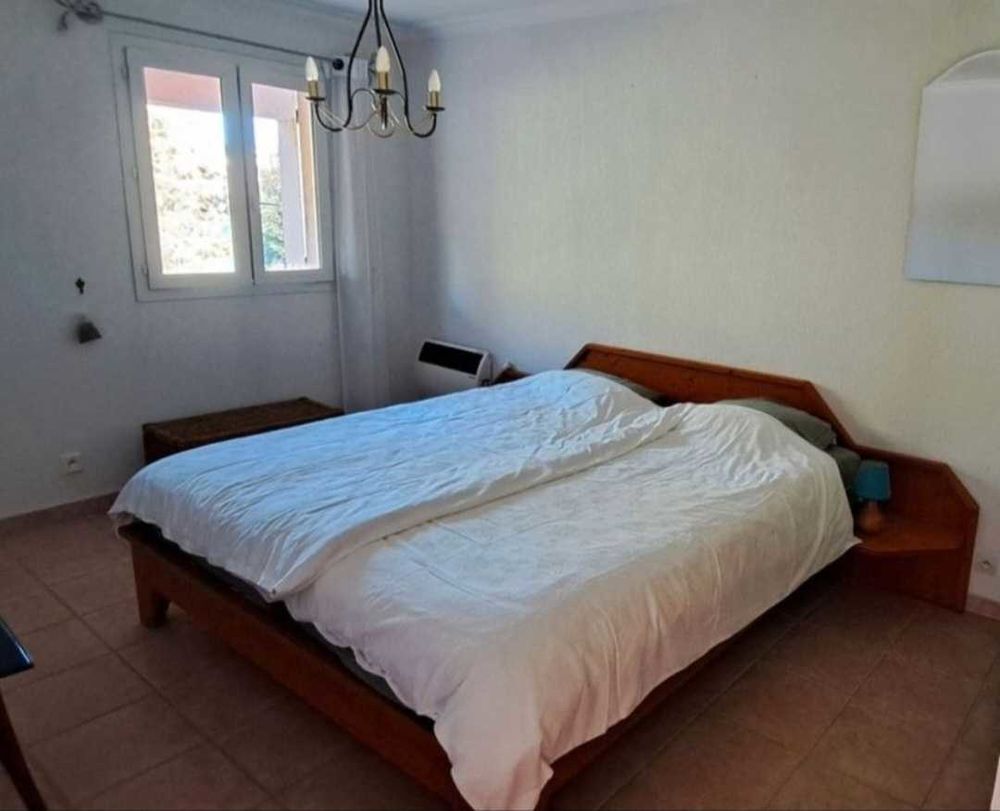 Lit king size avec tablettes int&eacute;gr&eacute;es Meubles