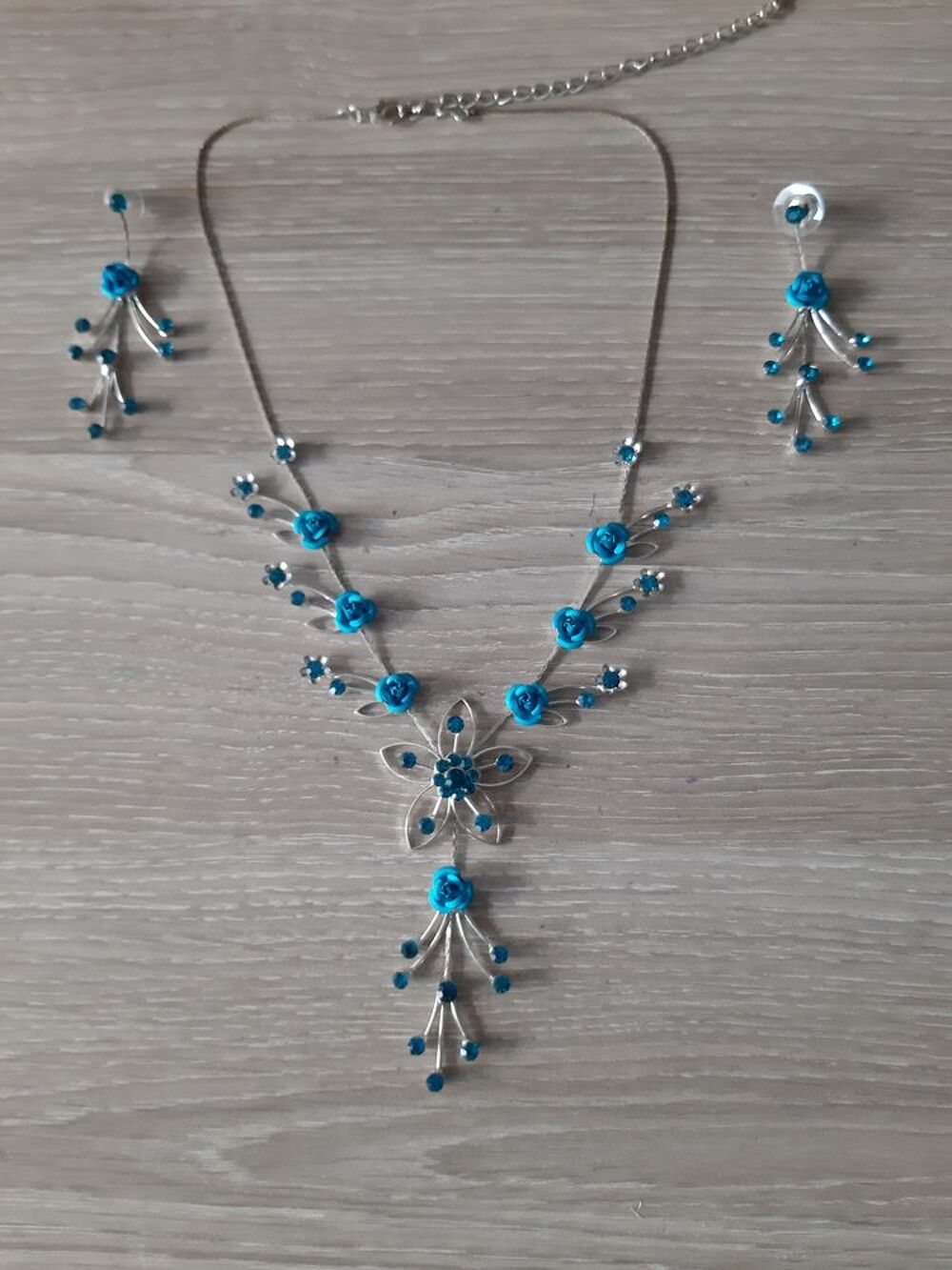 parure collier et boucles d'oreilles Bijoux et montres