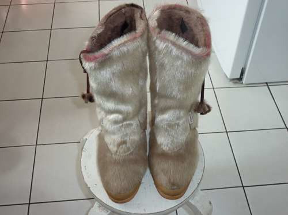 BOTTES EN PEAUX DE PHOQUE NEUVES . Chaussures