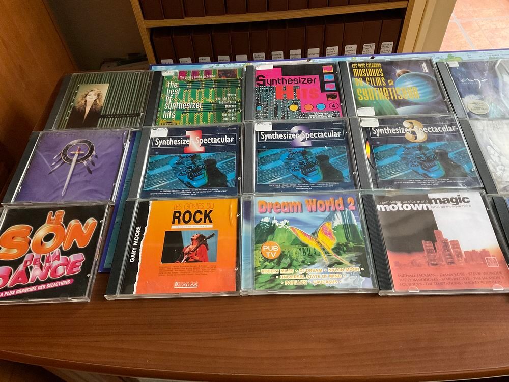 CD divers styles. 30 cd. CD et vinyles