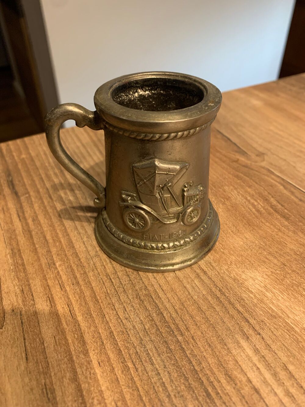 Chope &agrave; bi&egrave;re de d&eacute;coration vintage motifs voitures \'\' Fiat 1901 - Benz 1904 \'\' Décoration