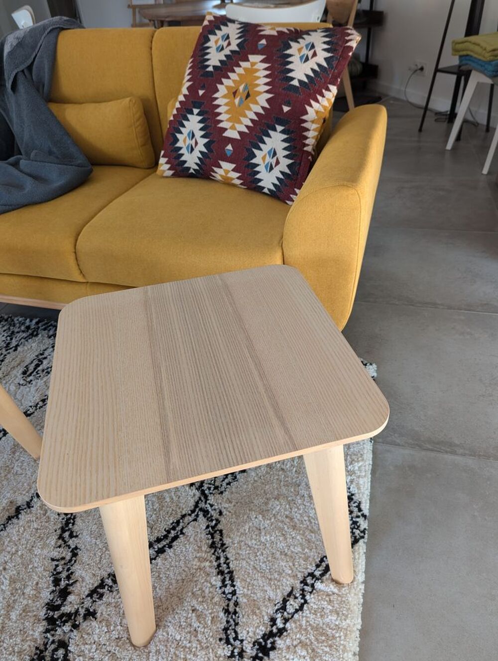Table basse carr&eacute;e en bois clair. Meubles
