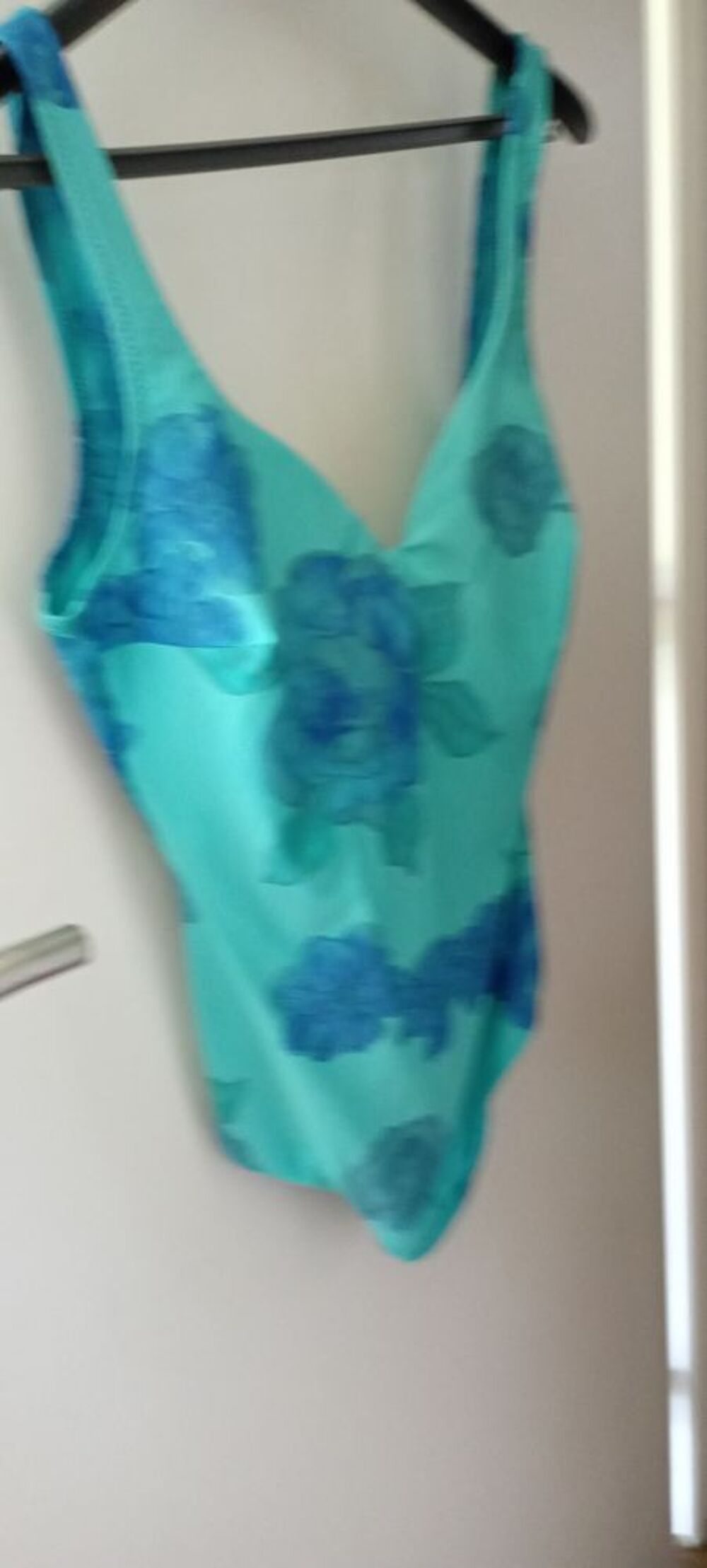Jolis maillots de bain en tr&egrave;s bon &eacute;tat dont un neuf . Vêtements