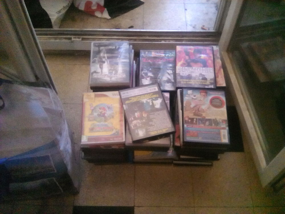  plus de 200 dvd de tout genre film pub DVD et blu-ray