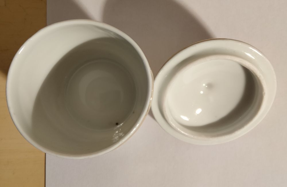 Petit pot en porcelaine. Décoration