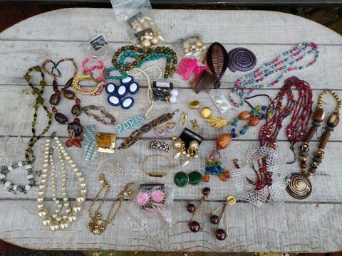 Lot Bijoux fantaisie Vintage Mode 
0 Loches (37)