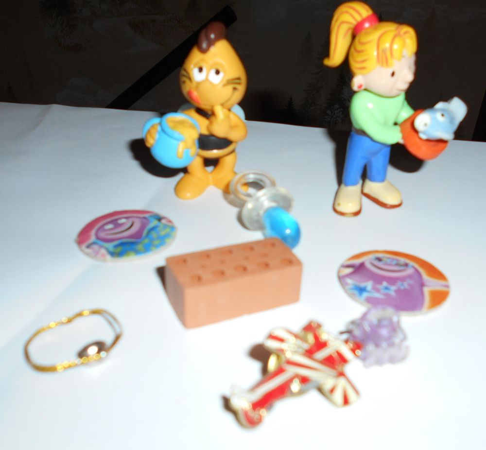 lot de petits jouets, figurines, pogs, pin's... collector 