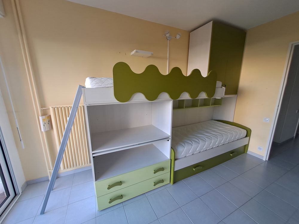 Lits superposees + bureau + rangements
Mobilier enfants