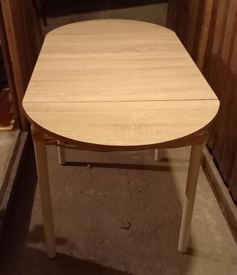 Table � bords rabattables, couleur bois clair. 30 Saint-Brieuc (22)