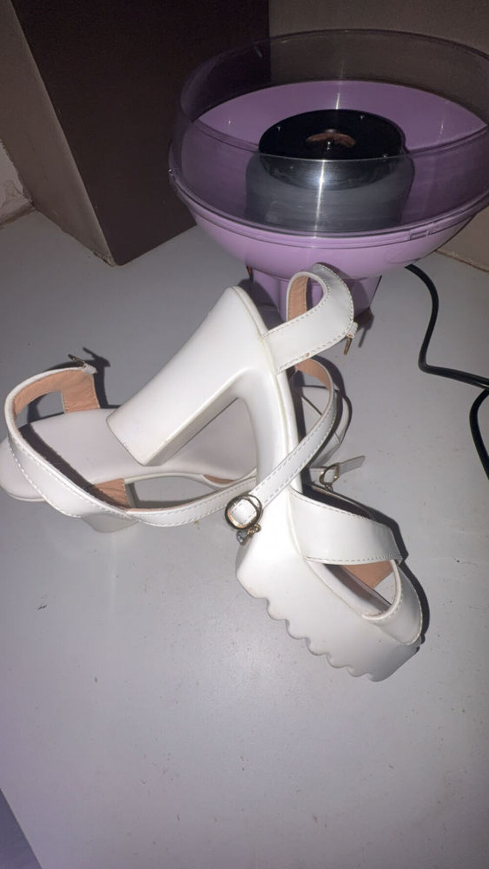 Sandales blanches &agrave; brides et talon Chaussures