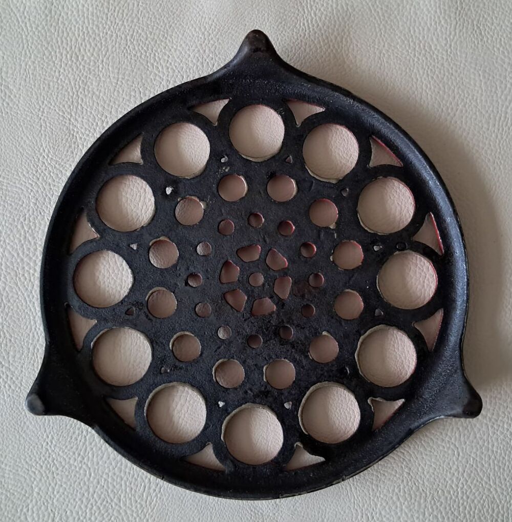dessous de plat en fonte noir et rouge d&eacute;cor g&eacute;om&eacute;trique Décoration