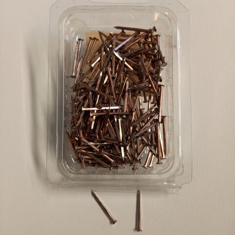 Semences, clous pour encadrement, de qualit� sup. 6 Saumur (49)