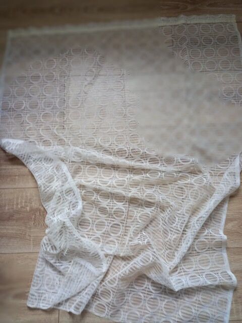 Un voilage blanc vintage avec des cercles Villiers (86)