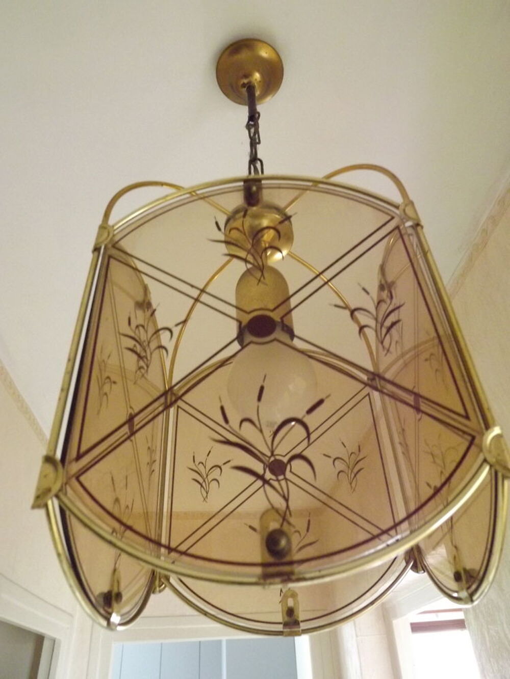 2 lustres dor&eacute;s laiton et verre fum&eacute; identiques Décoration
