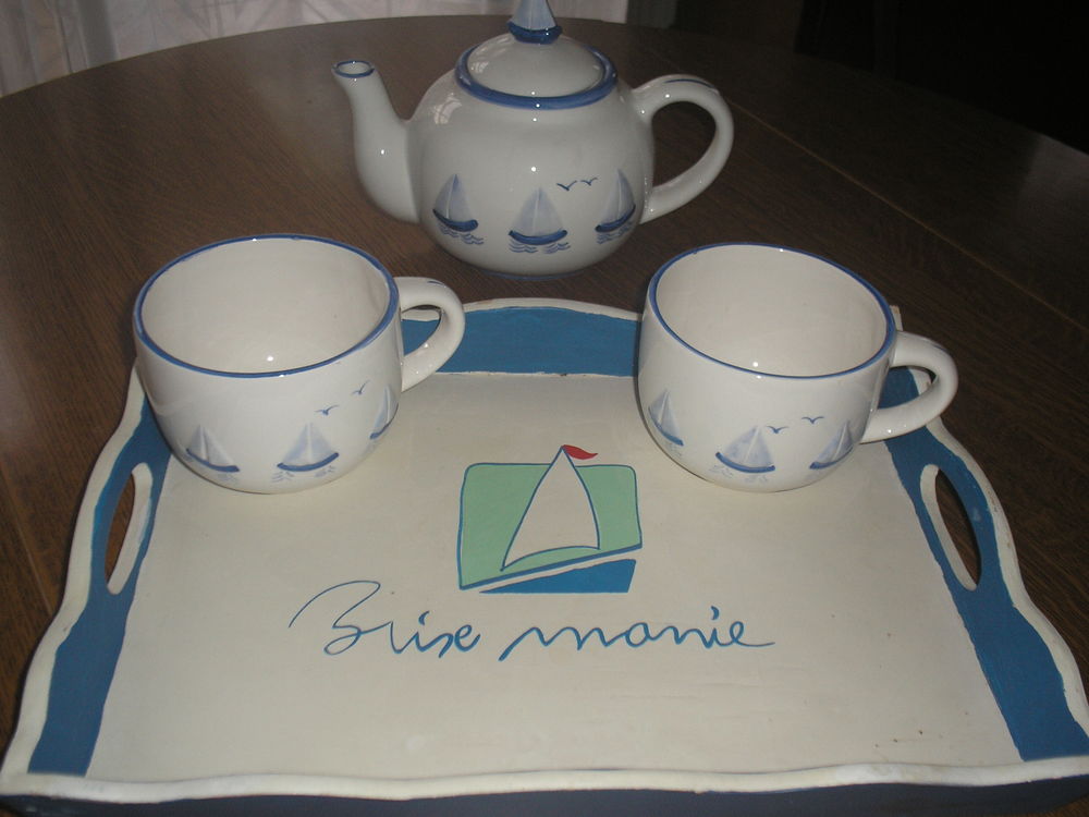 Service &agrave; chocolat chaud en c&eacute;ramique
sur plateau Cuisine