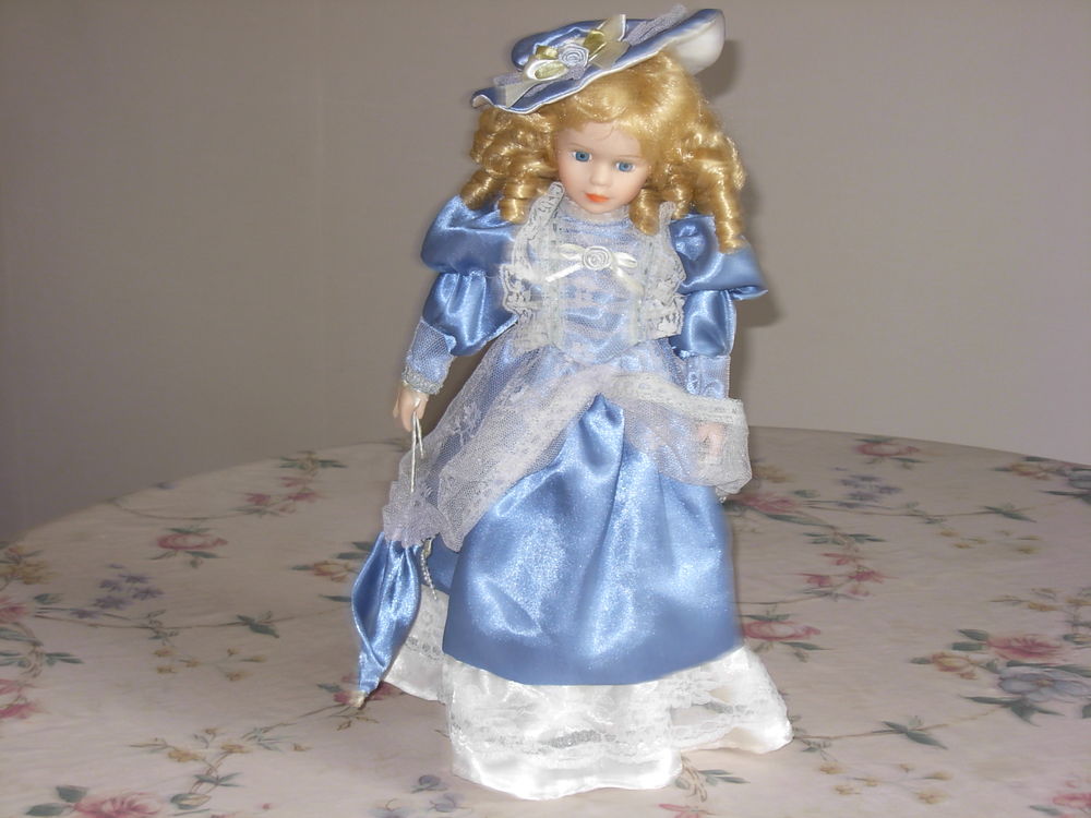 Poup&eacute;e de collection H 40 cm, avec socle, robe bleue Jeux / jouets