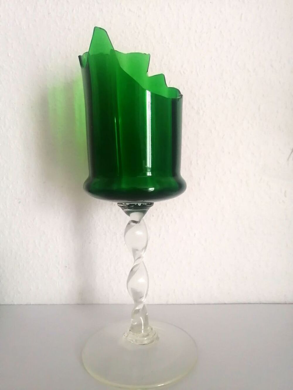 Beau verre teint&eacute; &agrave; pied torsad&eacute; Décoration