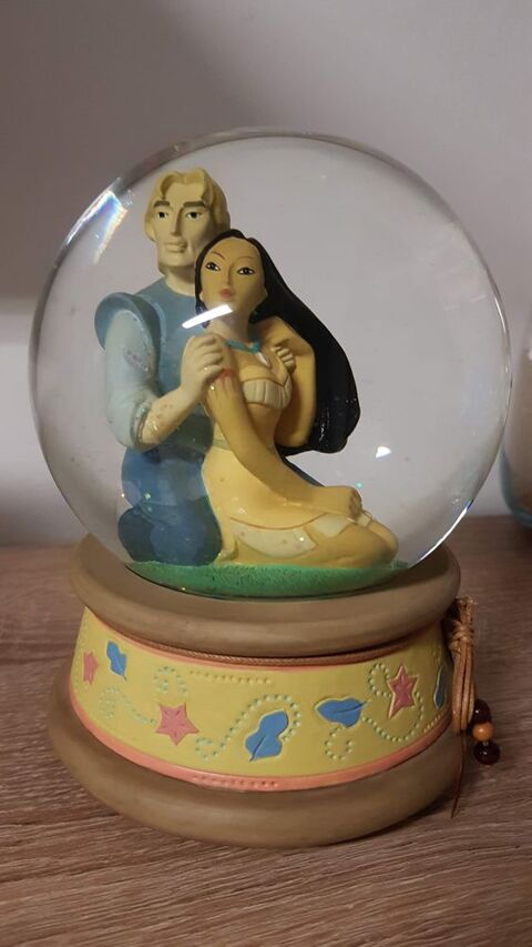 Snowglobe/ boule  neige  pocahontas   disney 130 Crteil (94)