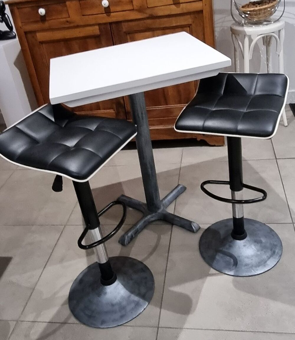 Superbe mange debout avec ces 2 tabourets r&eacute;glables &eacute;tat NEU Meubles