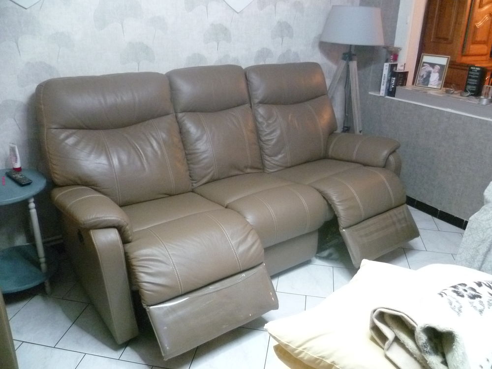 un superbe canape en cuir gris avec ses deux fauteuils Meubles