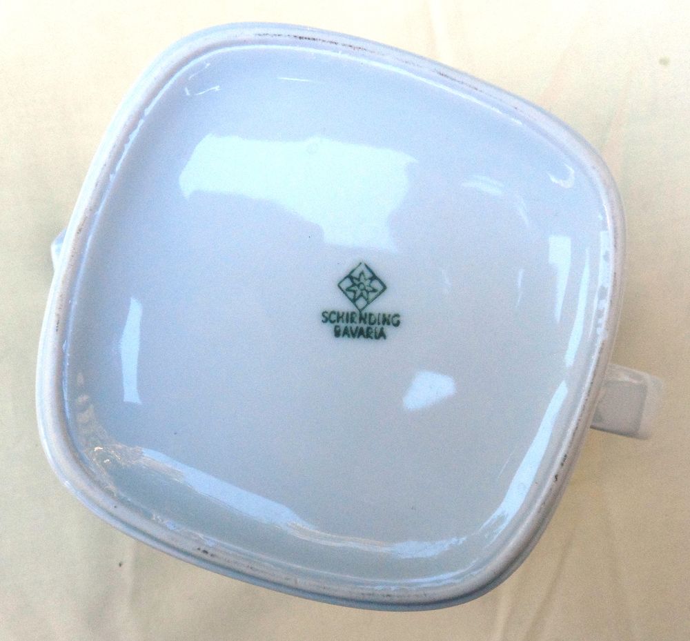 Cafeti&egrave;re neuve vintage blanche avec couvercle porcelaine Cuisine