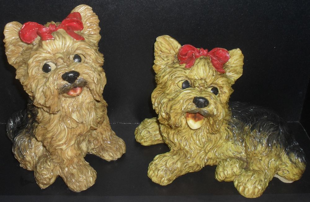 Lot de 2 statues chien yorkshire terrier. Décoration