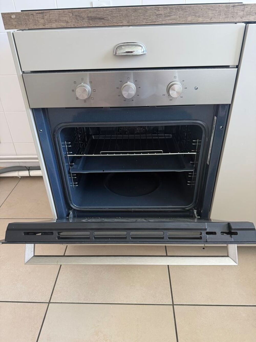 Cuisine IKEA avec son &eacute;lectrom&eacute;nager Meubles