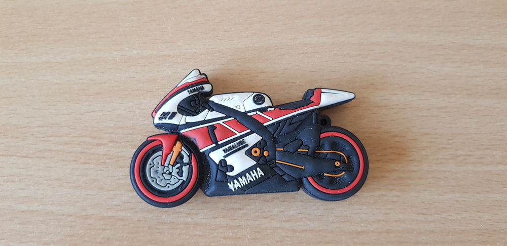 Cl&eacute; usb 8 go moto yamaha r1 Matériel informatique