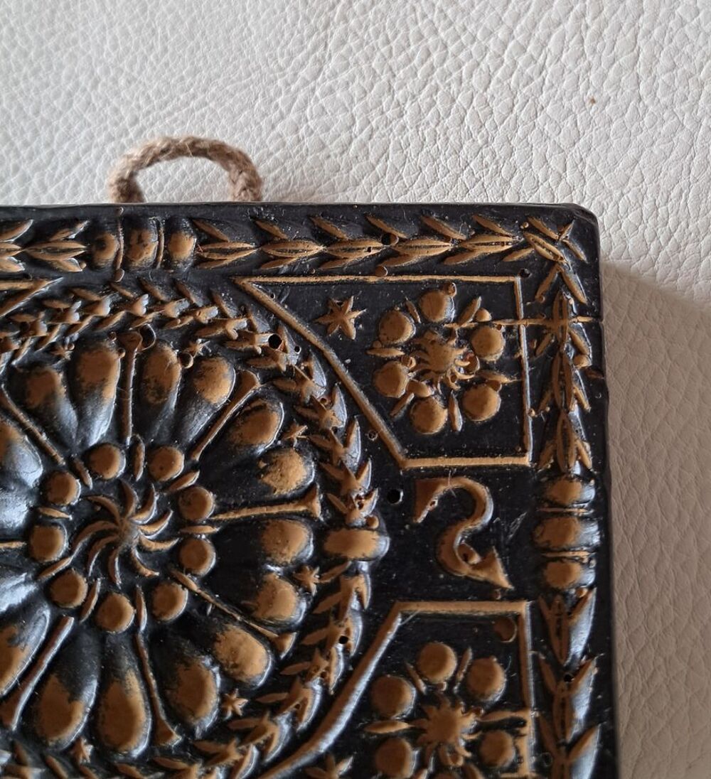 moule d&eacute;coratif en cire dure avec attache murale 
Décoration