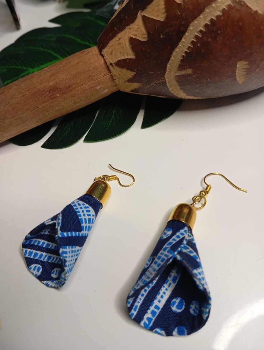 Boucle d'oreille forme c&ocirc;ne, customis&eacute;e en tissu pagne, tissu Ndop Ouest Cameroun. Bijoux et montres