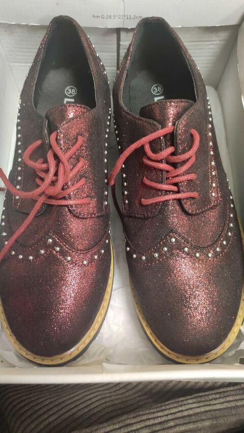Chaussures à  lacets cuir vegan irisé bordeaux P. 38 Liberto 65 Verneuil-sur-Seine (78)
