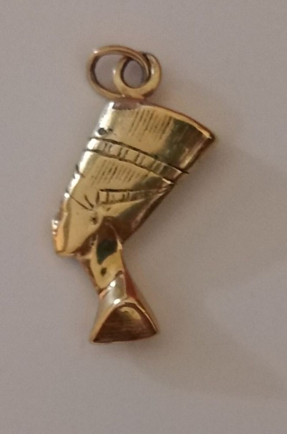 M&eacute;daillon buste N&eacute;fertiti imitation or Bijoux et montres