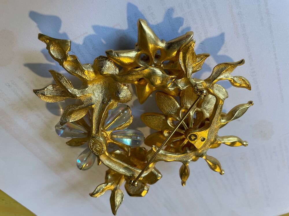 Broche dor&eacute;e fleurs feuilles en triangle GM avec cabochons b Bijoux et montres