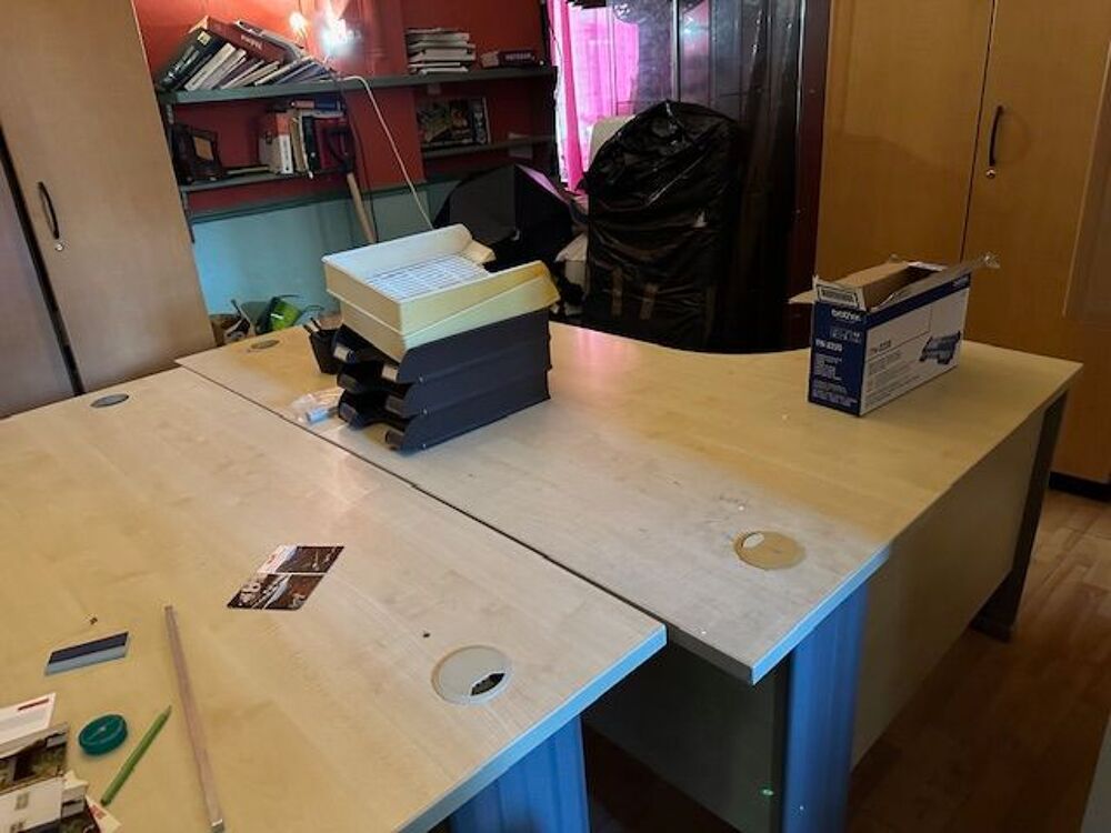 2 bureaux bois clair - 2 caissons Meubles