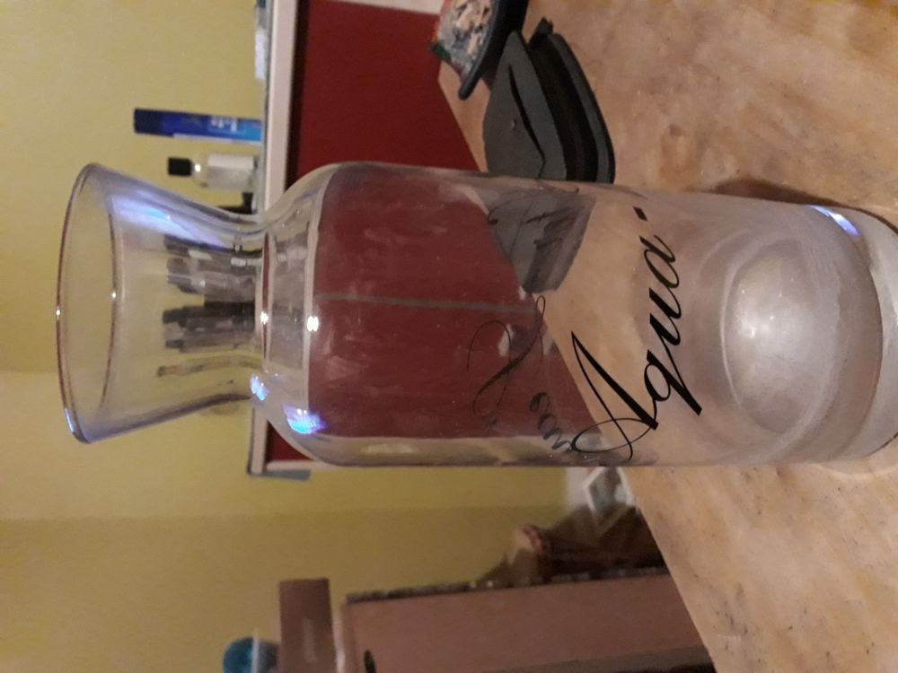 brot avec d&eacute;coration il est en verre et transparent Décoration